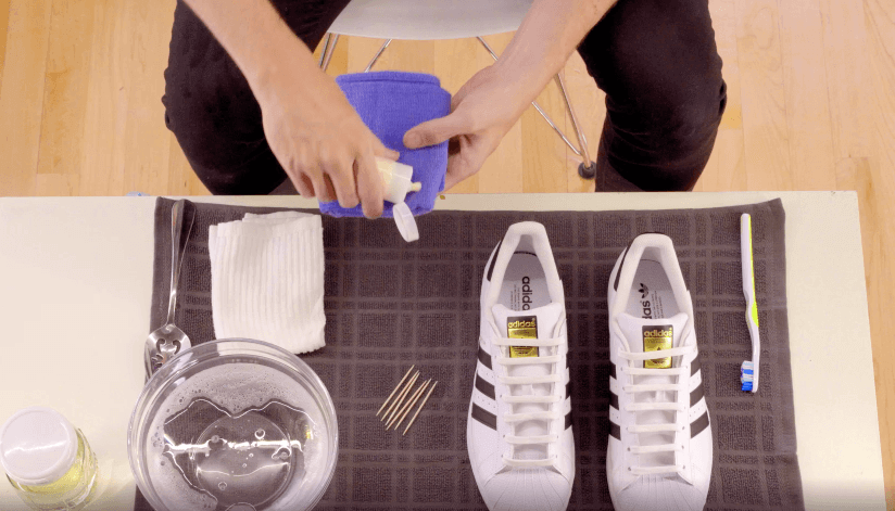 Dụng cụ chuẩn bị trước khi giặt giày